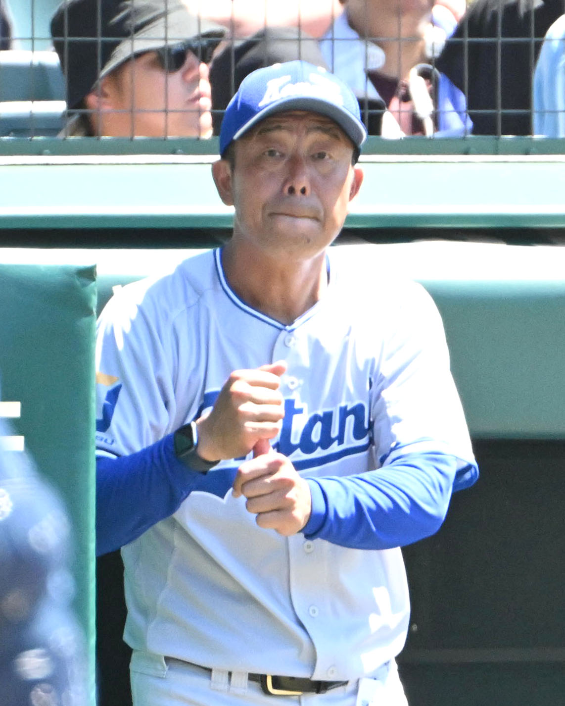 小松大谷対明豊　選手にサインを送る小松大谷の西野貴裕（撮影・石井愛子）
