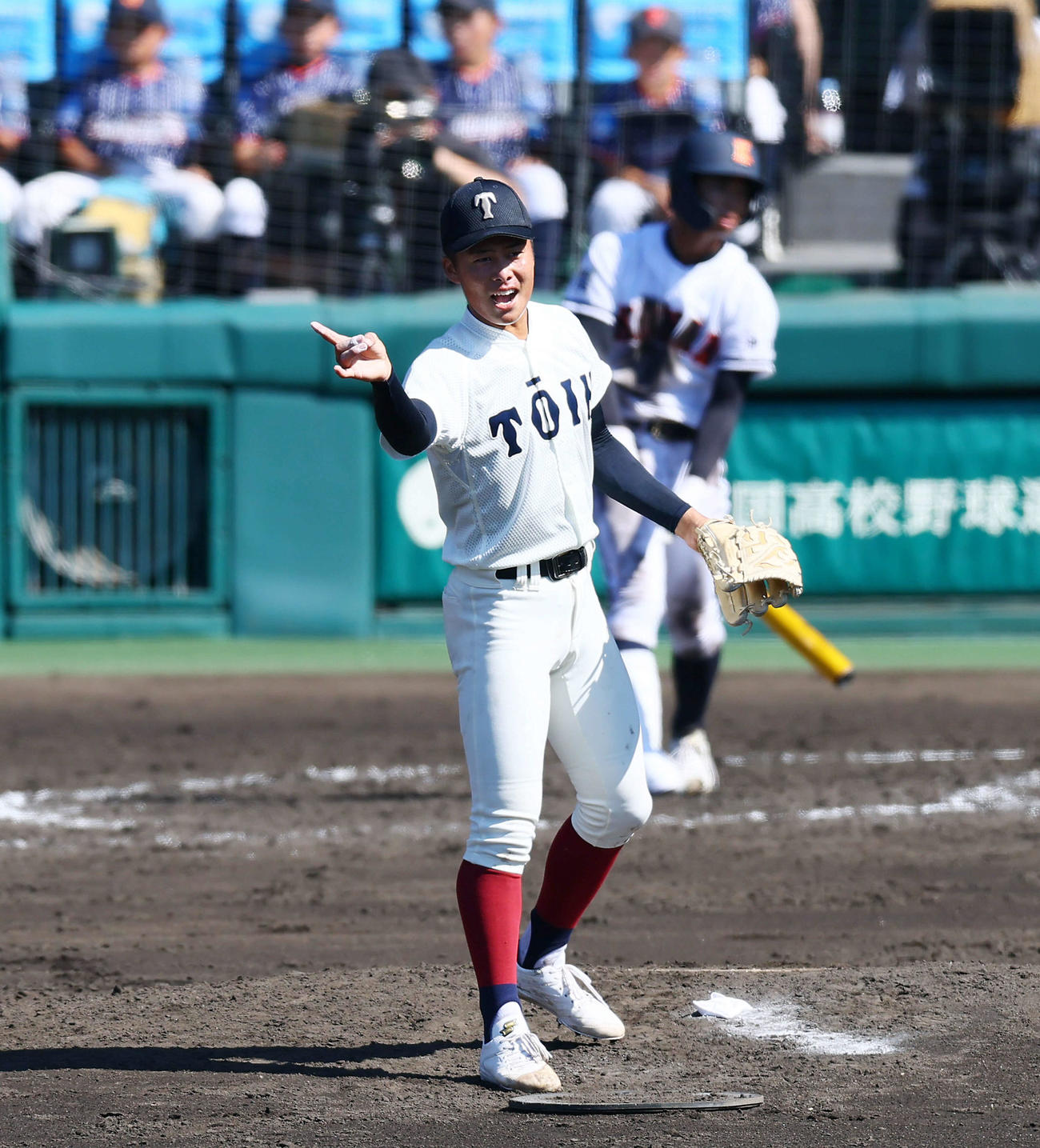 大阪桐蔭対興南　5回表興南1死二塁、中野は田崎を遊ゴロに仕留めナインへ声を掛ける（撮影・加藤哉）