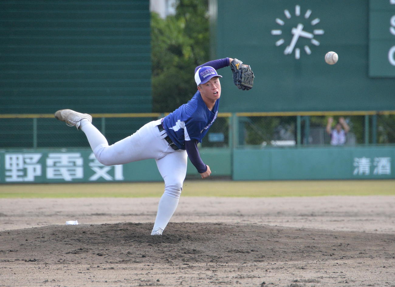 シート打撃で、マウンドに立つ金足農・吉田（撮影・濱本神威）