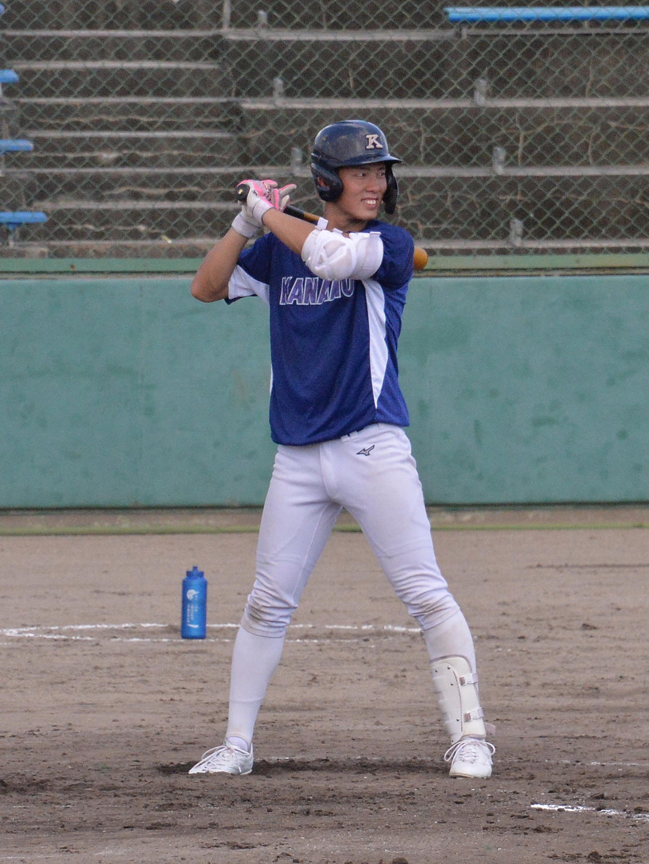 7日、打撃練習で、笑顔で打席に立つ金足農・高橋（撮影・濱本神威）
