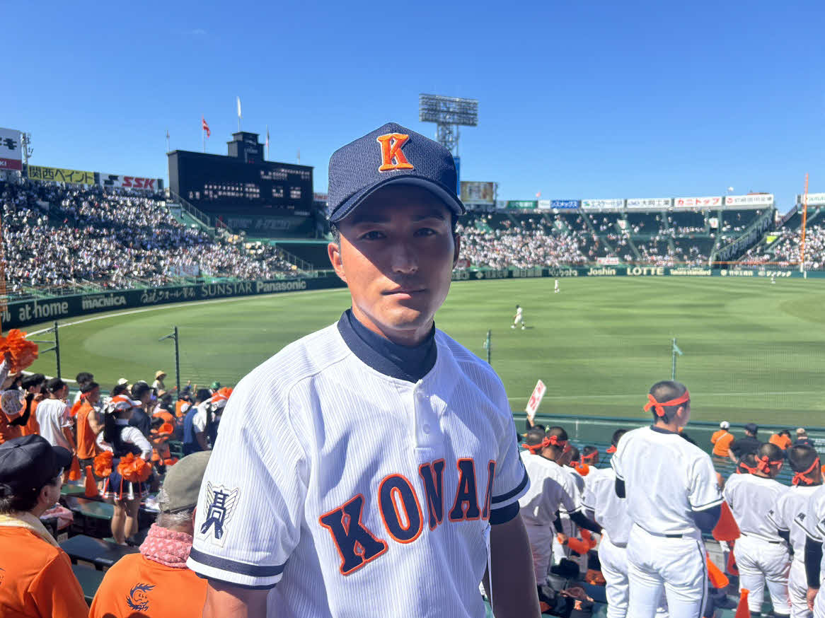 興南対大阪桐蔭　三塁側アルプスから試合を見守る興南・島袋洋奨ピッチングコーチ
