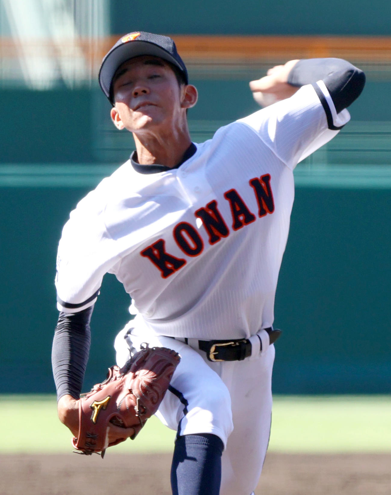 興南対大阪桐蔭　力投を見せる興南先発の田崎（撮影・上山淳一）