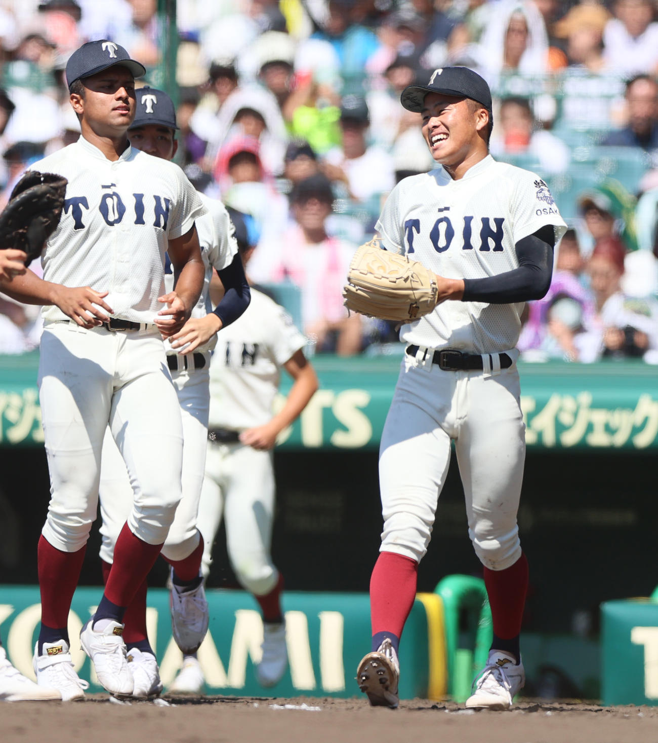 興南対大阪桐蔭　大阪桐蔭・中野（右）は興南打線を4安打完封し笑顔を見せる（撮影・上山淳一）