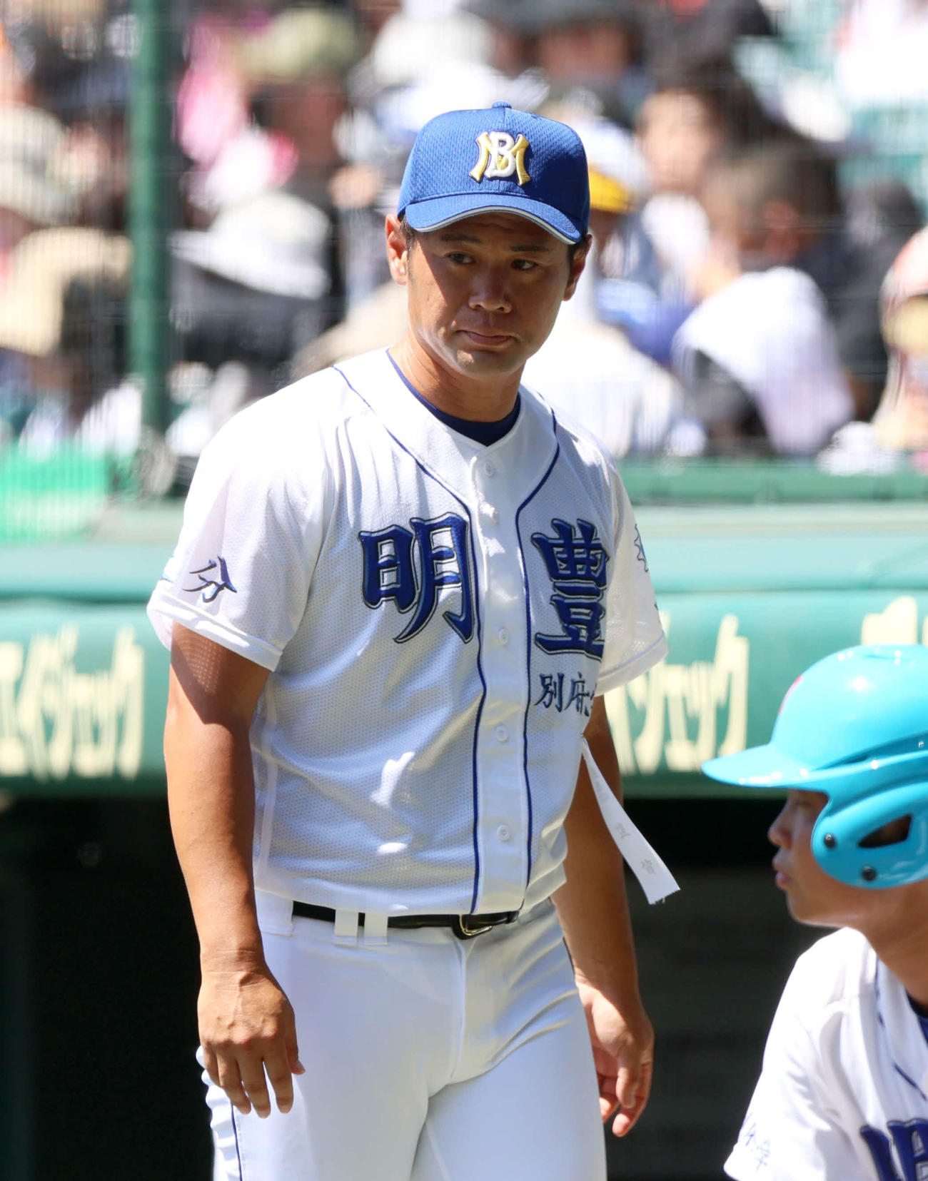 小松大谷対明豊　ベンチ前でグラウンドを見つめる明豊・川崎監督（撮影・上山淳一）