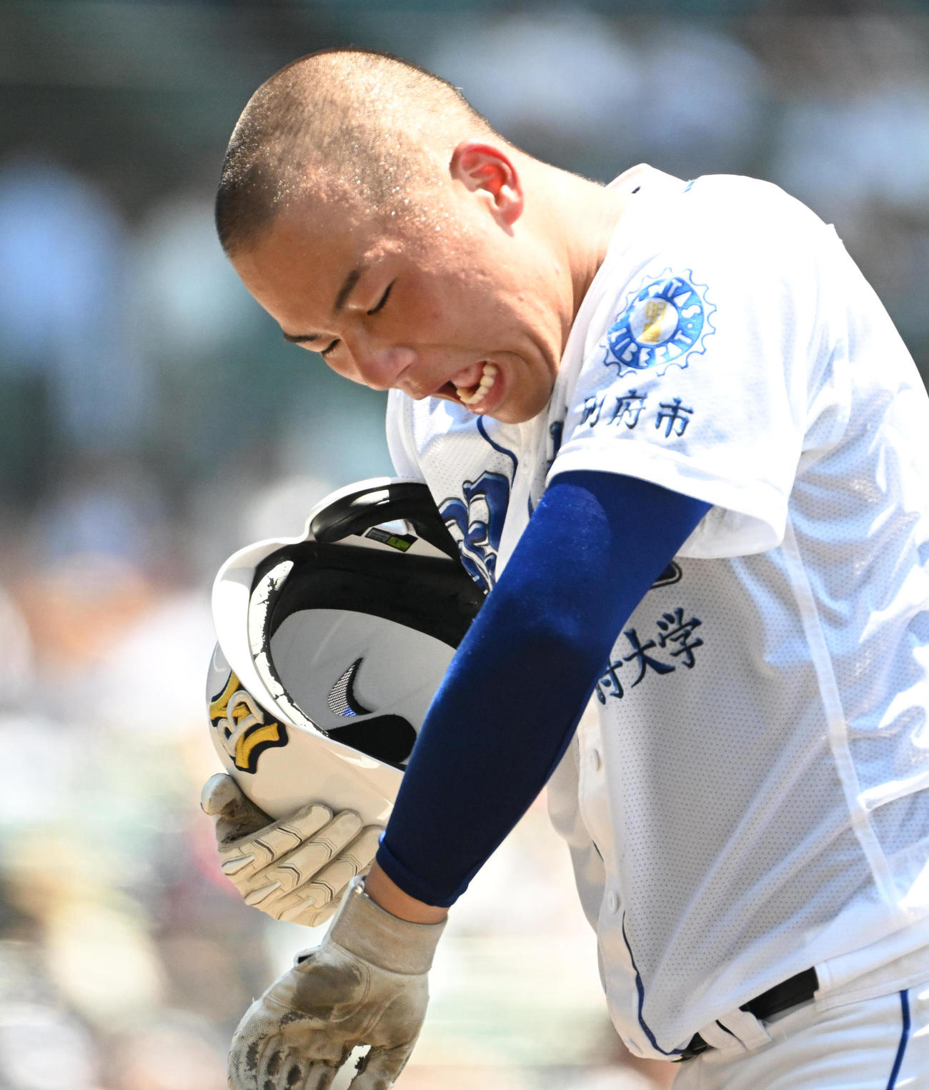 小松大谷対明豊　4回裏明豊1死、野田皇志は死球を受け痛がる（撮影・石井愛子）