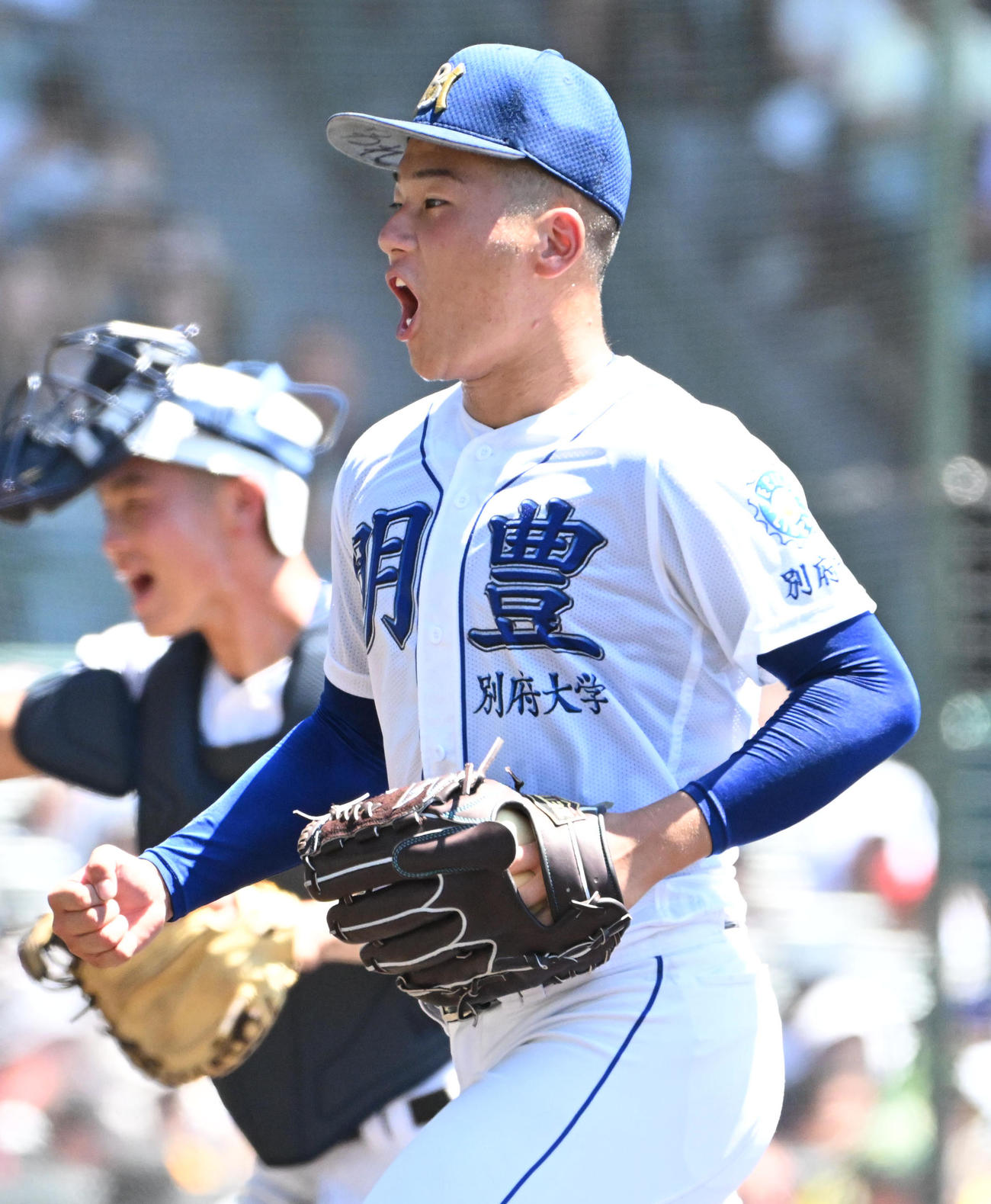 小松大谷対明豊　2回表小松大谷2死一、二塁、田西称を見逃し三振に抑えガッツポーズをしベンチに引き揚げる明豊・野田皇志（撮影・石井愛子）