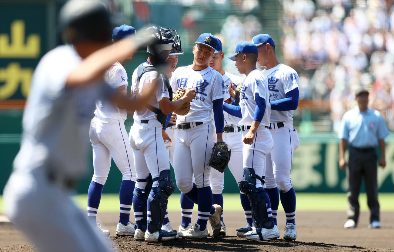 小松大谷対明豊　初回、明豊先発の野田（中央）の元に集まる野手陣（撮影・上山淳一）