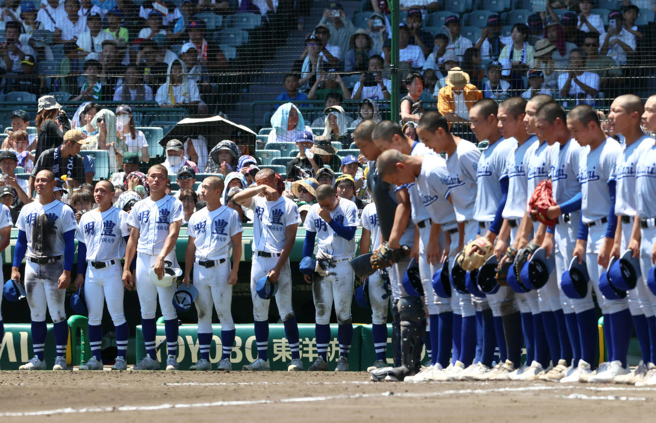 小松大谷対明豊　小松大谷に敗れ整列する明豊ナイン（撮影・上山淳一）