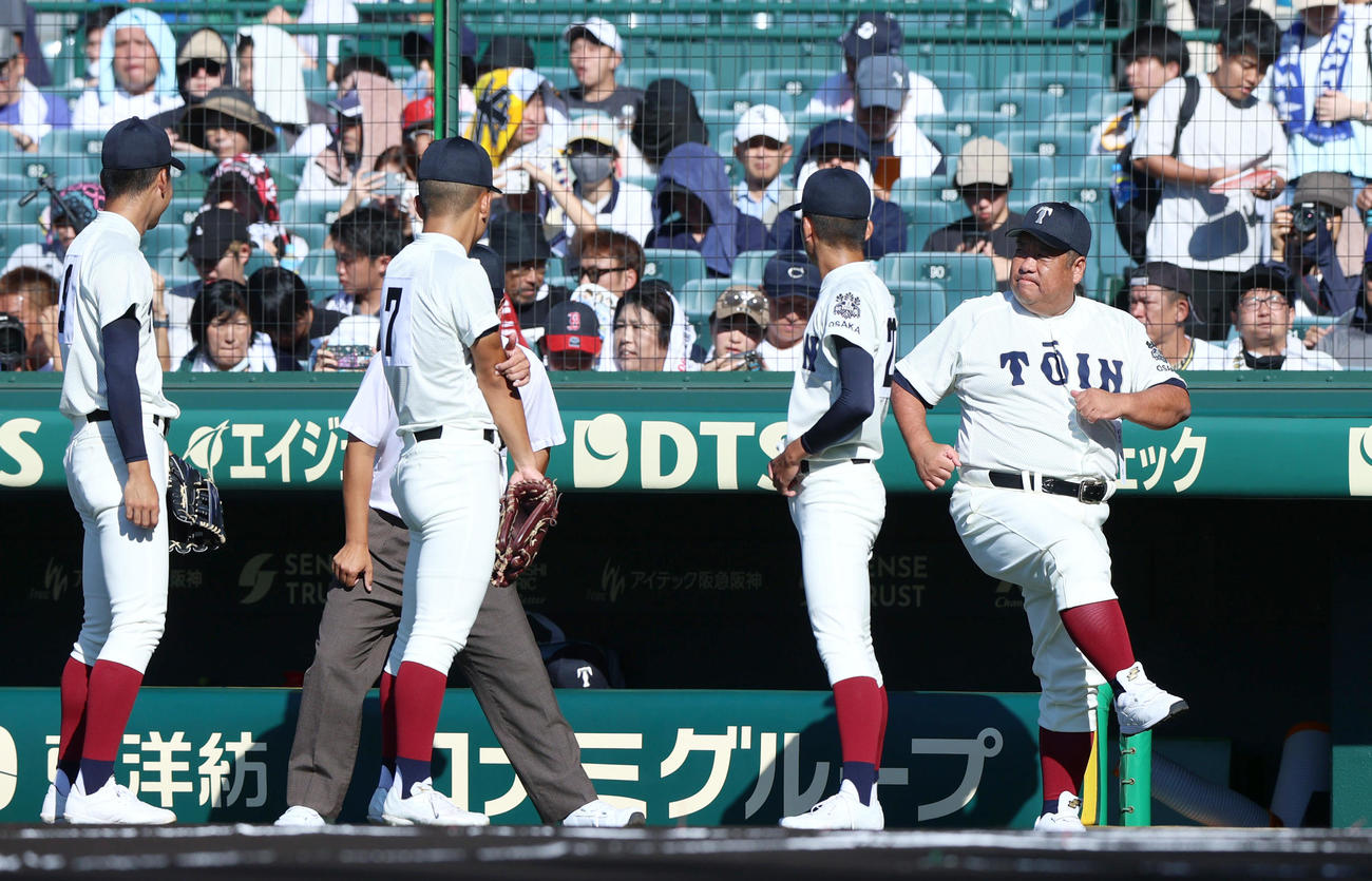 興南対大阪桐蔭　試合を前に四股を踏む大阪桐蔭・西谷監督（右）（撮影・上山淳一）