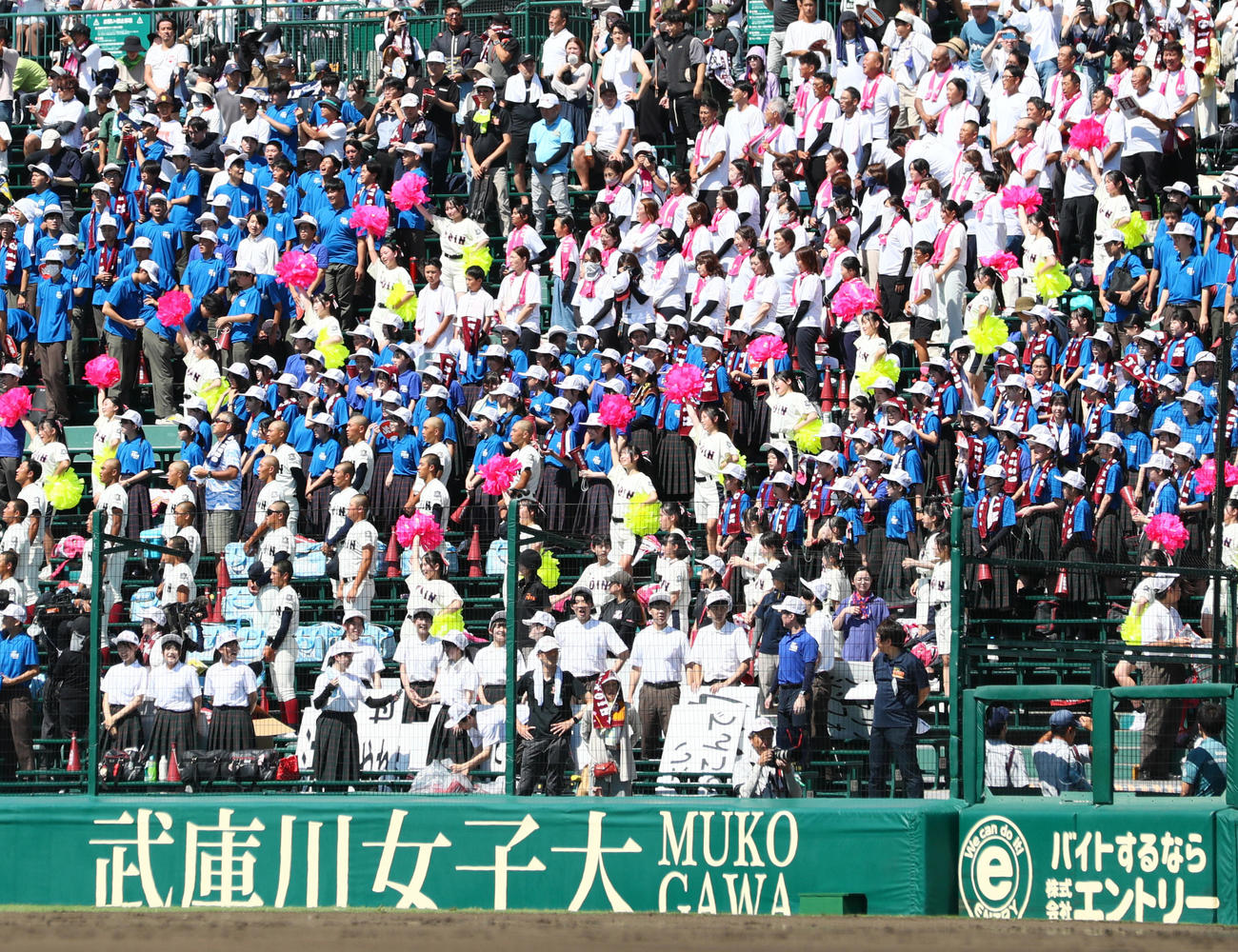興南対大阪桐蔭　興南に勝利し、校歌を斉唱する大阪桐蔭のアルプススタンド（撮影・上山淳一）
