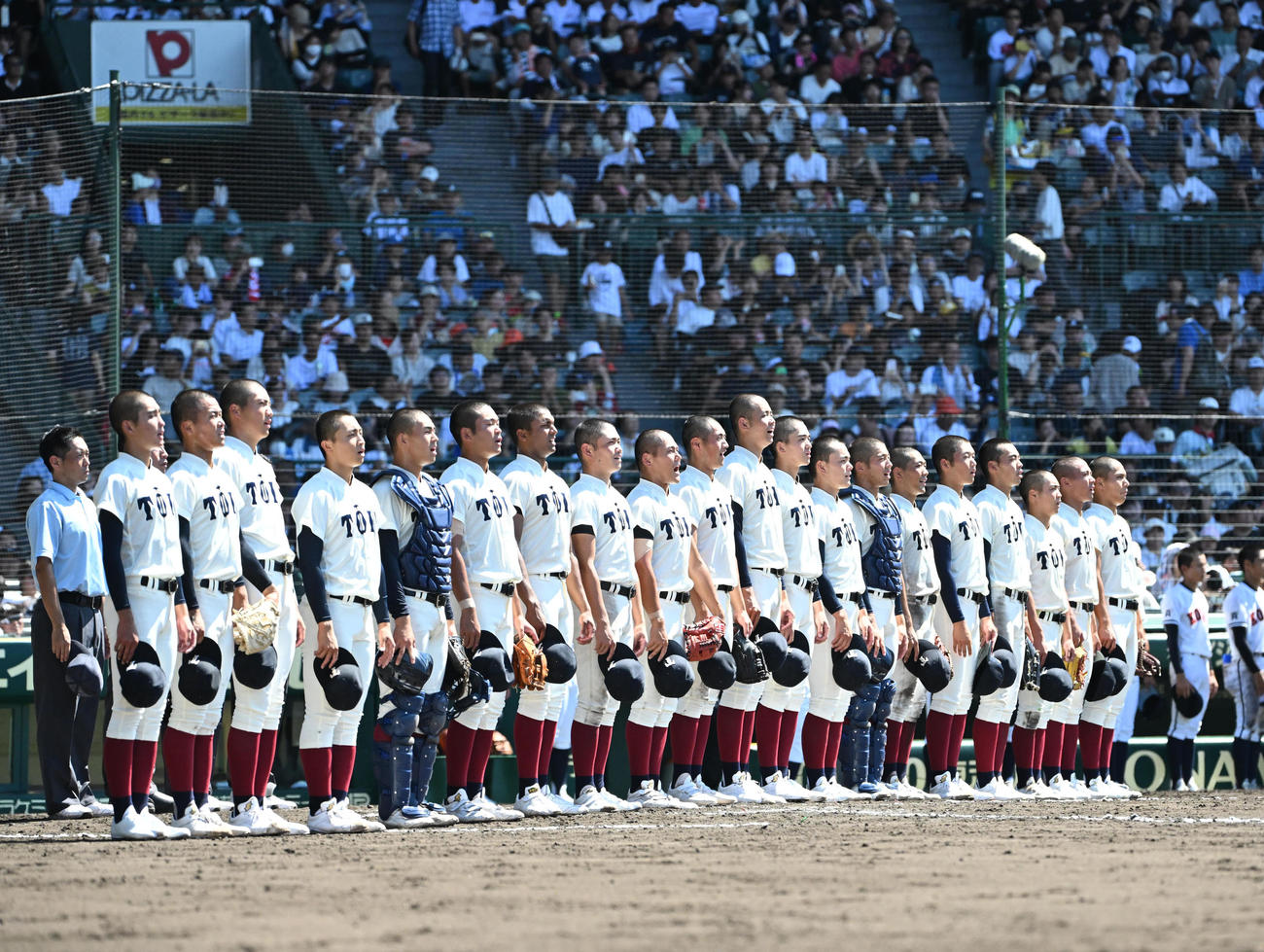 興南対大阪桐蔭　興南に勝利し校歌を歌う大阪桐蔭ナイン（撮影・石井愛子）