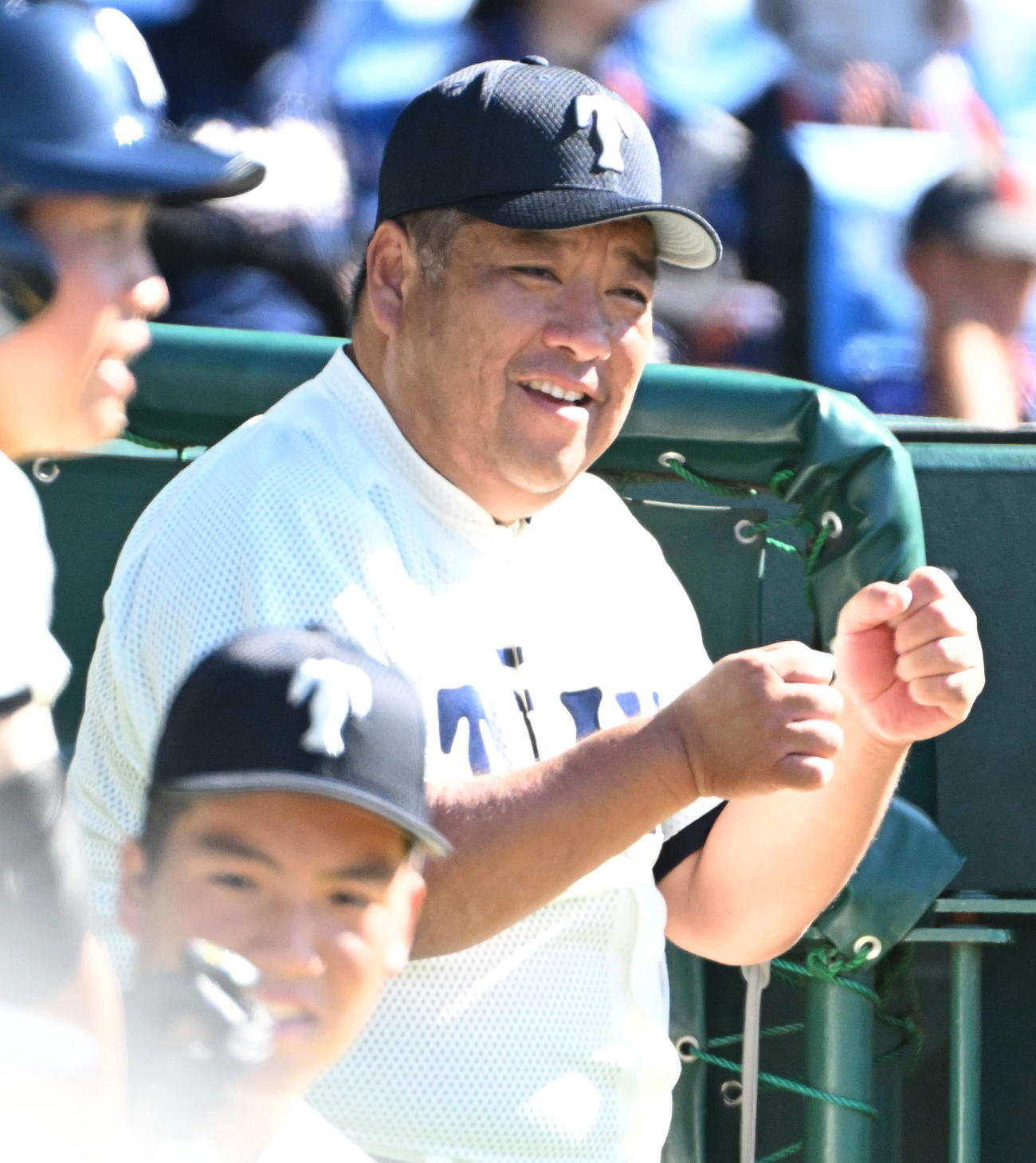 興南対大阪桐蔭　選手にサインを送る大阪桐蔭・西谷監督（撮影・石井愛子）