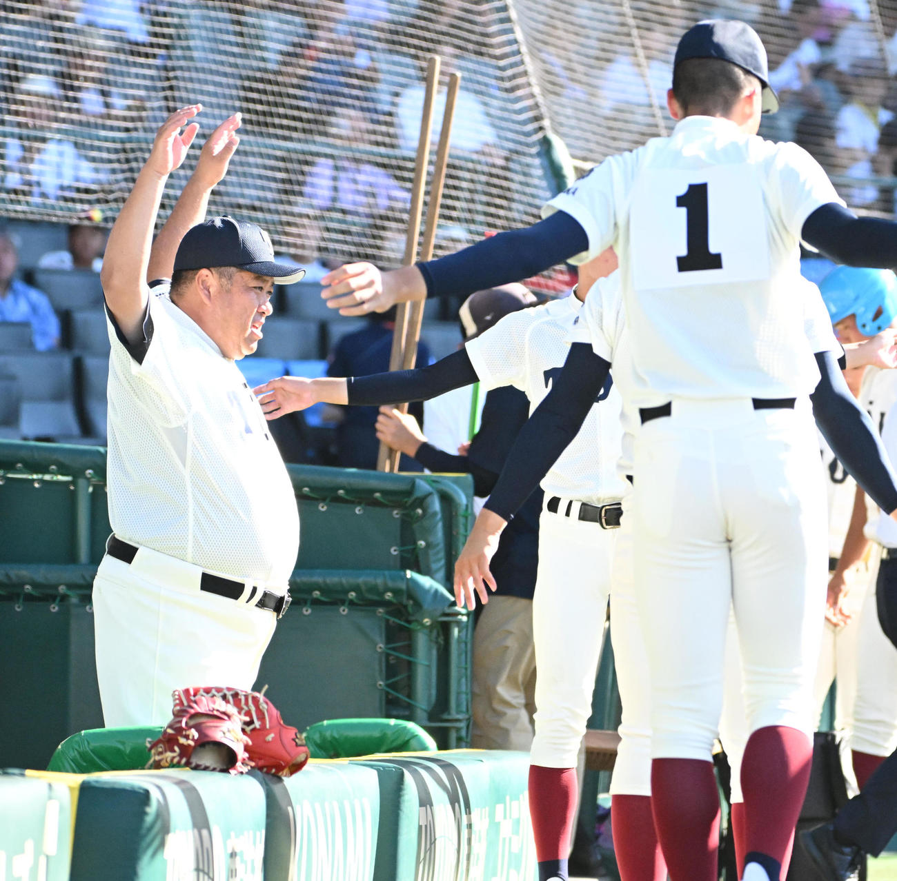 大阪桐蔭対興南　試合前に選手らとウォーミングアップをする大阪桐蔭・西谷浩一監督（左）（撮影・石井愛子）