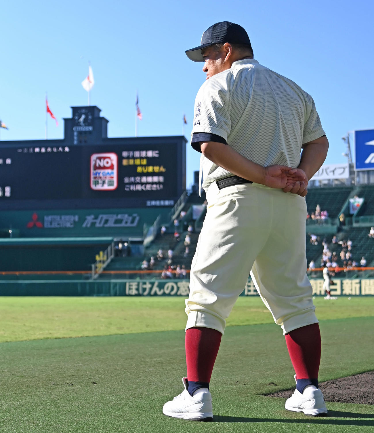 試合前ノックを見守る大阪桐蔭・西谷浩一監督（撮影・石井愛子）