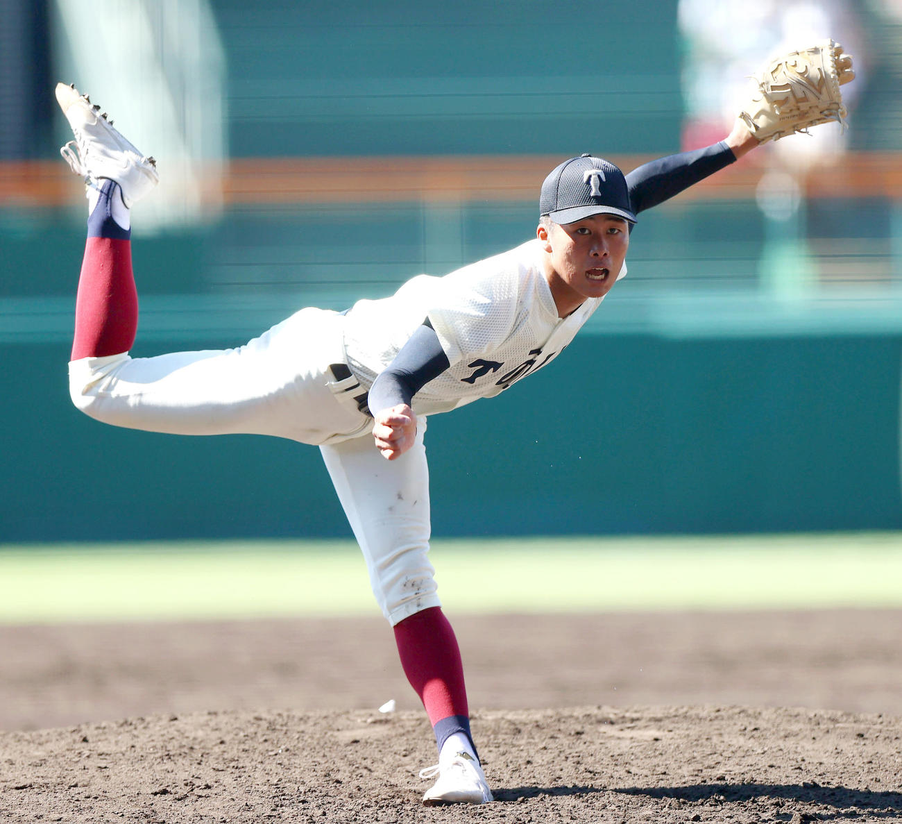 興南対大阪桐蔭　力投を見せる大阪桐蔭先発の中野（撮影・上山淳一）