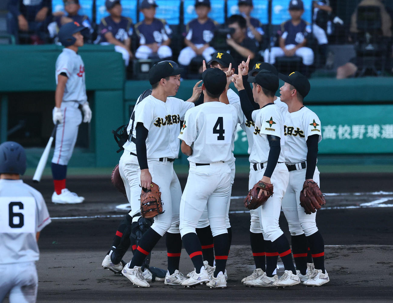 京都国際対札幌日大　1回、マウンドに集まる札幌日大ナイン（撮影・藤尾明華）