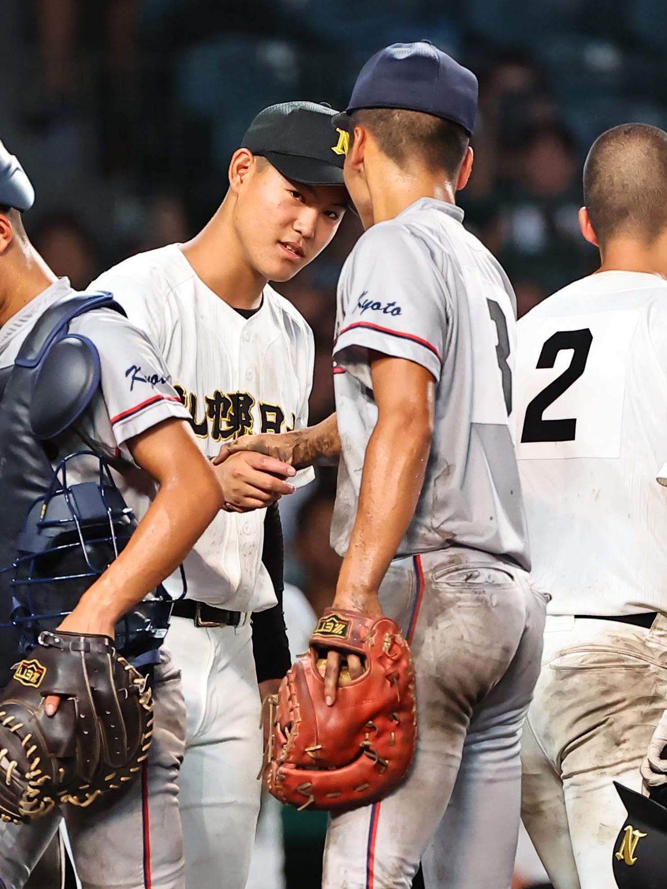 札幌日大対京都国際　試合後、京都国際・高岸（右）と握手を交わす札幌日大・小熊（撮影・上田博志）