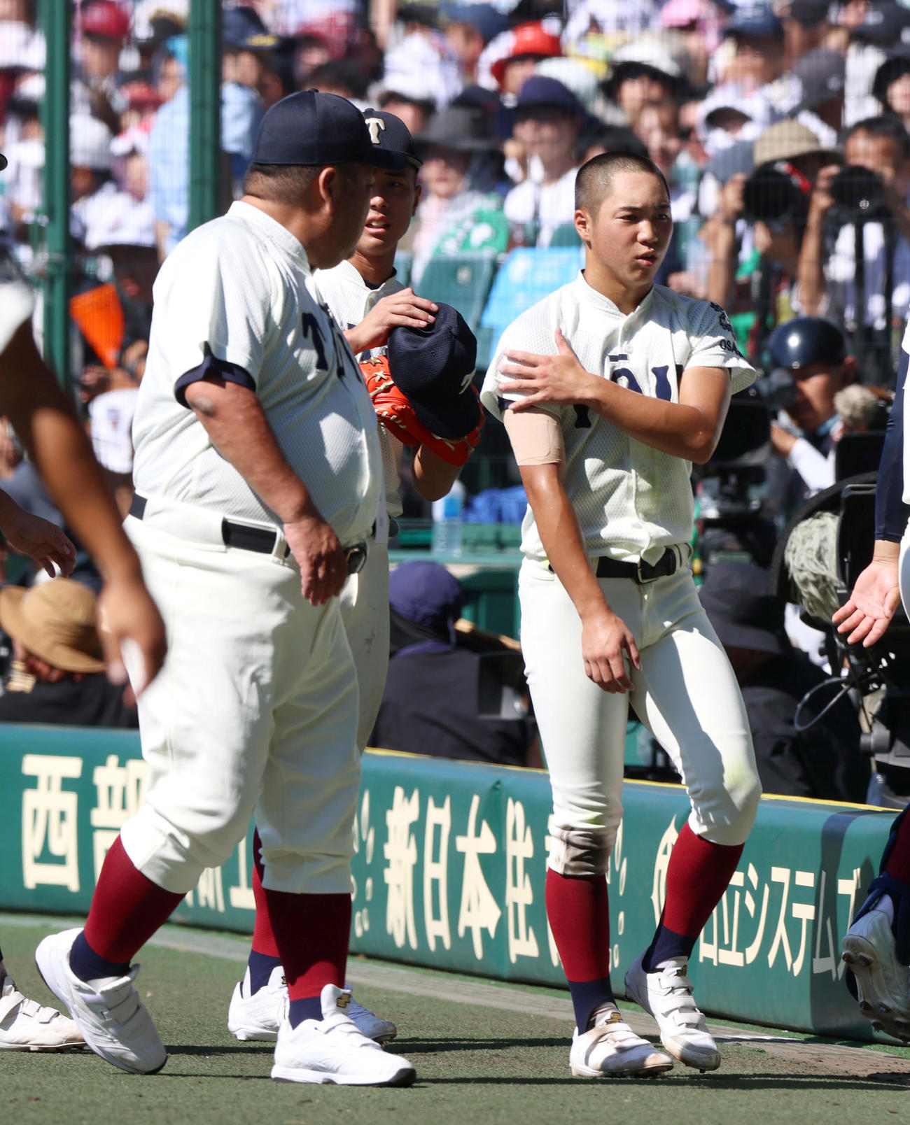 興南対大阪桐蔭　5回表興南2死三塁、嘉数の中飛を好捕した吉田（右）に声を掛ける西谷監督（撮影・上山淳一）