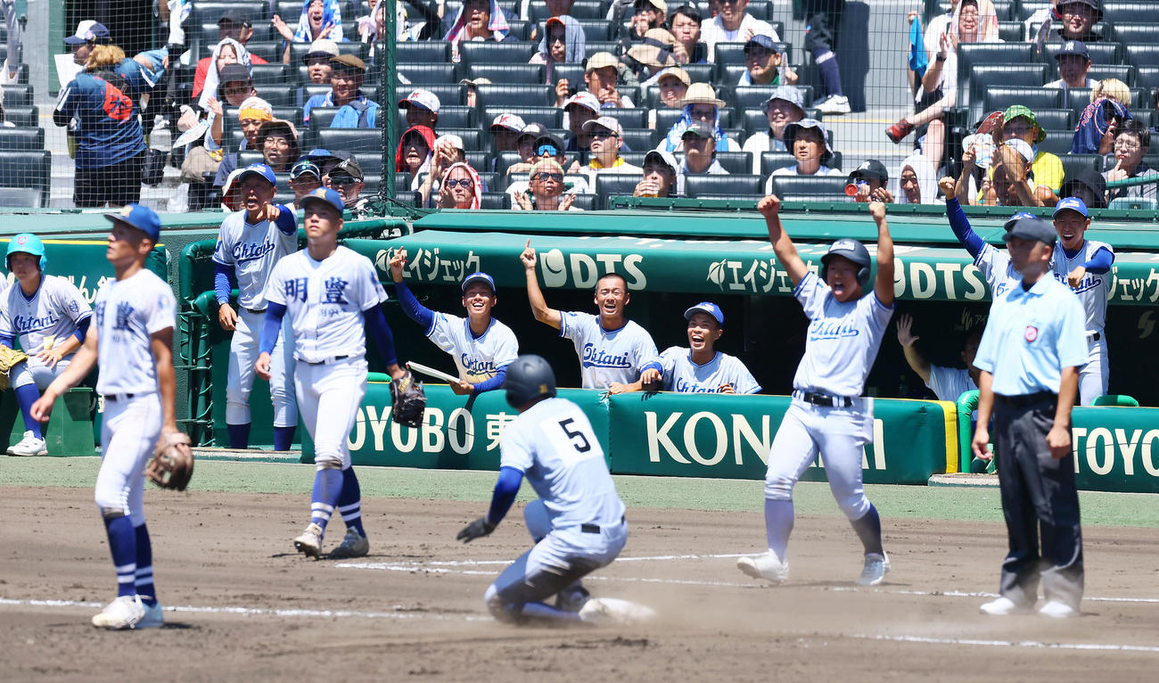 小松大谷対明豊　7回表小松大谷無死一、二塁、田西の右適時2点三塁打に盛り上がるベンチのナイン（撮影・加藤哉）