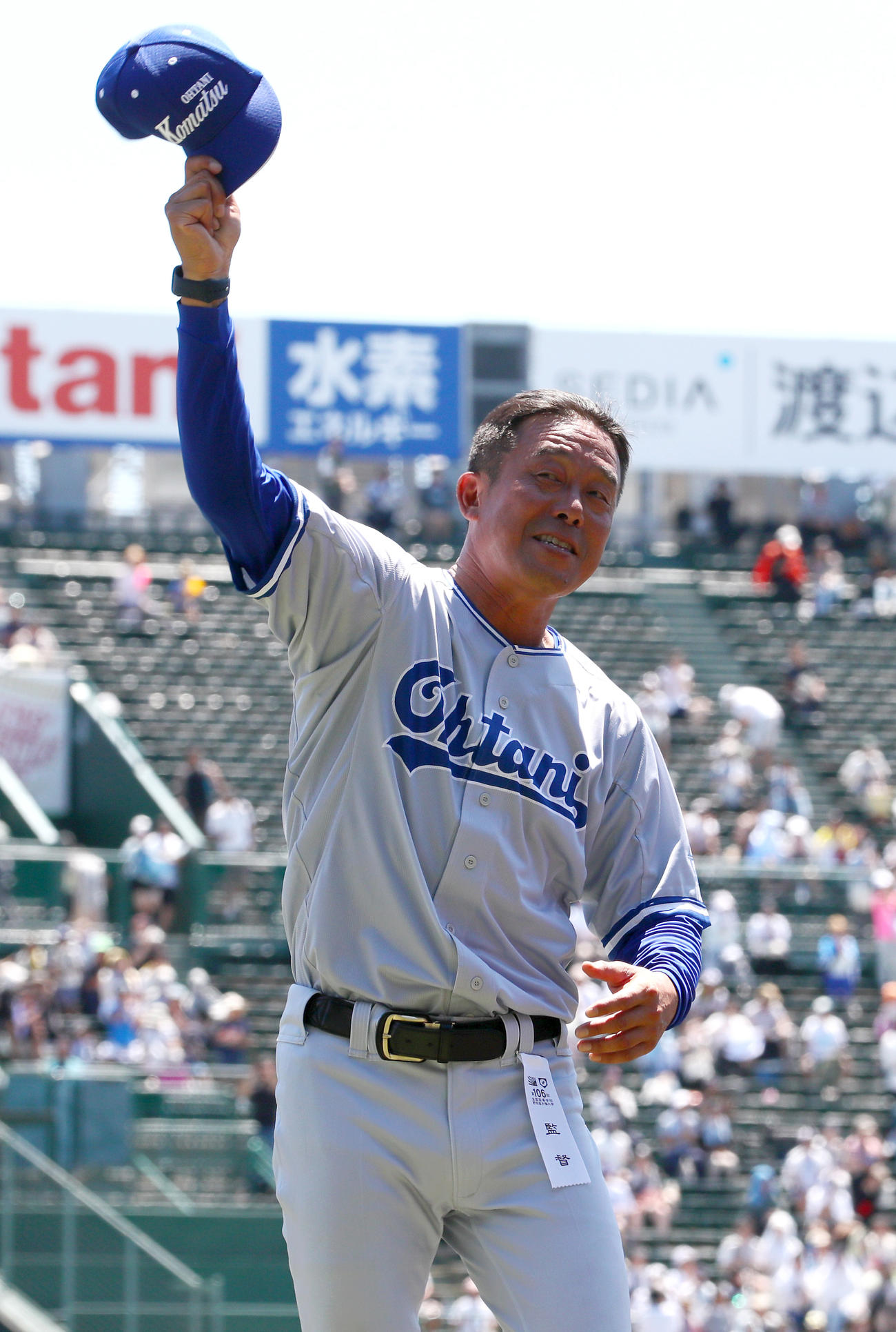 小松大谷対明豊　明豊に勝利しスタンドの応援団と一緒になって喜ぶ小松大谷・西野監督（撮影・上山淳一）