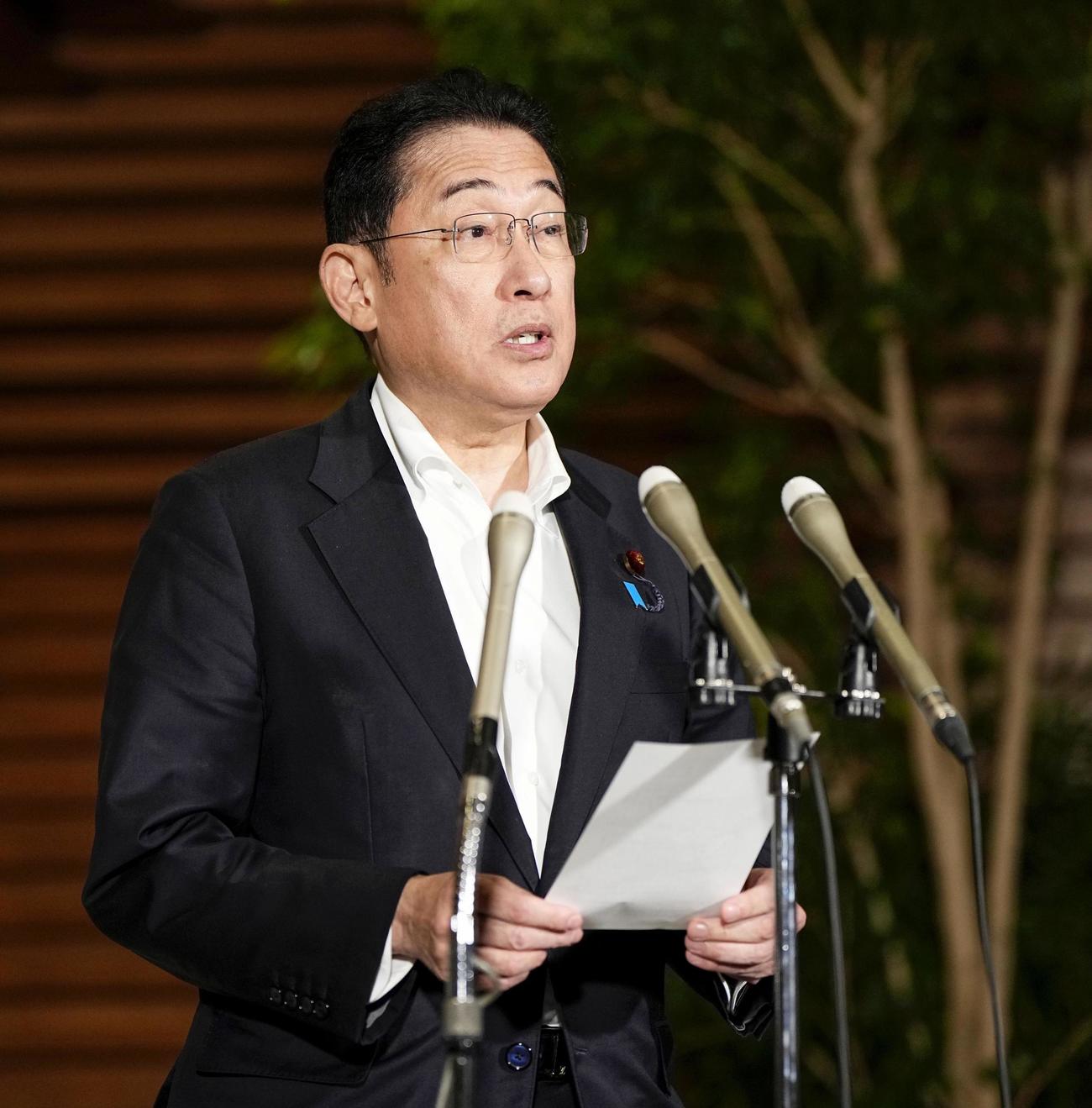南海トラフ地震に関し、記者団の取材に応じる岸田首相(共同)