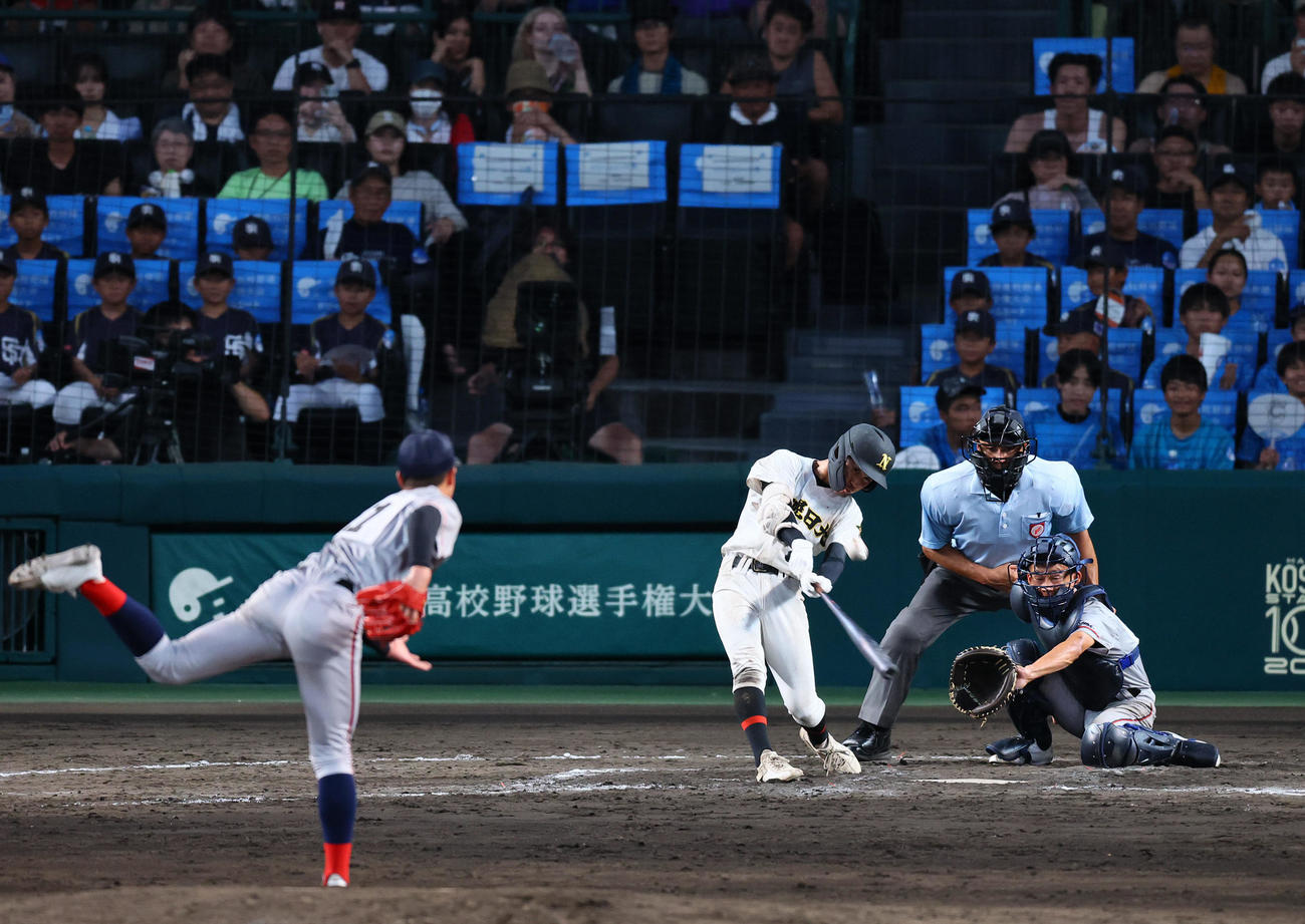 京都国際対札幌日大　9回裏札幌日大2死三塁、帯川が右中間に2点適時三塁打を放つ（撮影・藤尾明華）