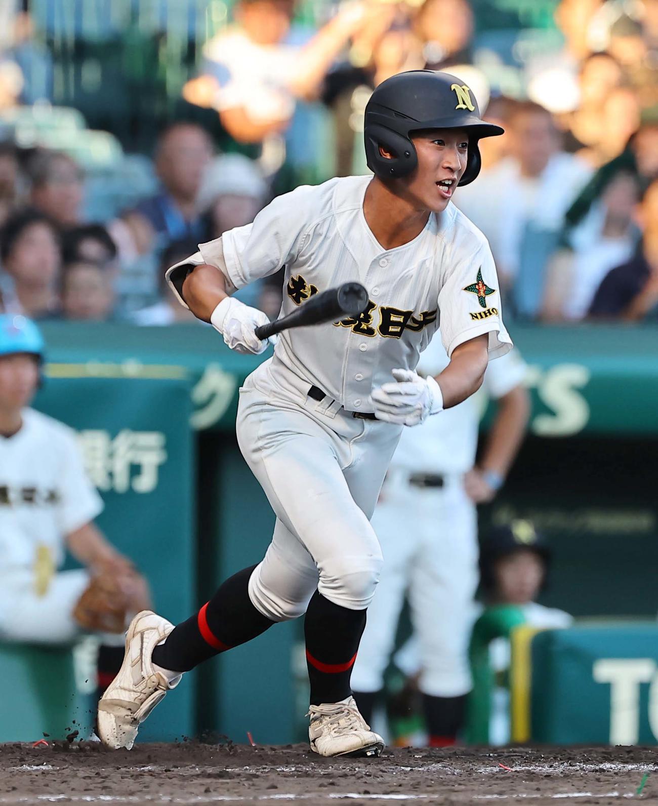 札幌日大対京都国際　5回裏札幌日大1死一、二塁、札幌日大・中野は右前に適時打を放つ（撮影・上田博志）