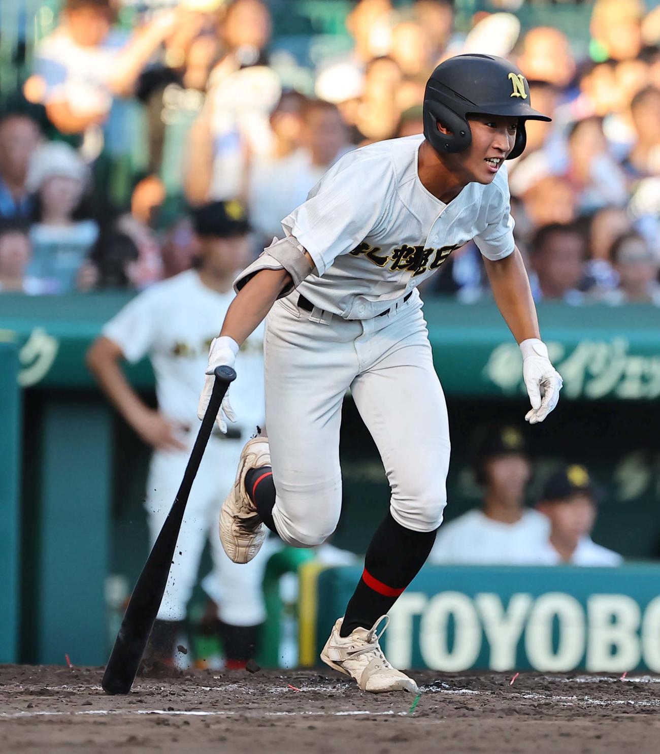 札幌日大対京都国際　5回裏札幌日大1死一、二塁、札幌日大・中野は右前に適時打を放つ（撮影・上田博志）