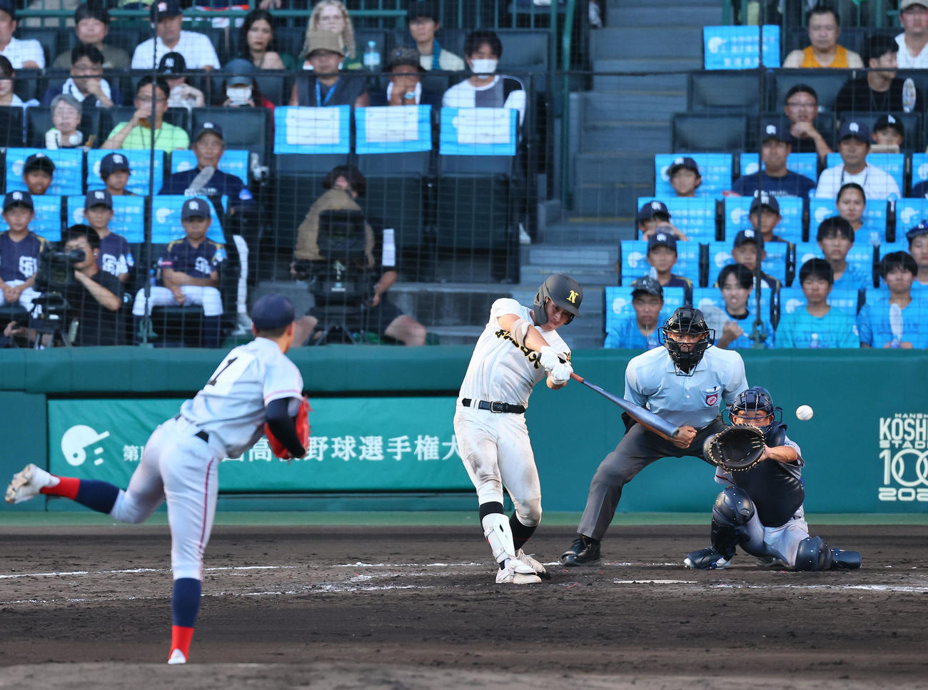 京都国際対札幌日大　4回裏札幌日大2死、高橋は左前に安打を放つ（撮影・藤尾明華）