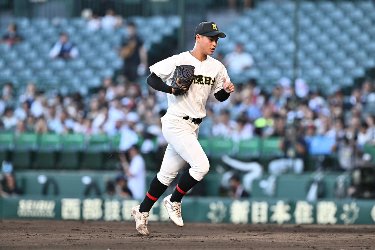京都国際対札幌日大　4回表途中で降板する札幌日大先発の小熊（撮影・滝沢徹郎）