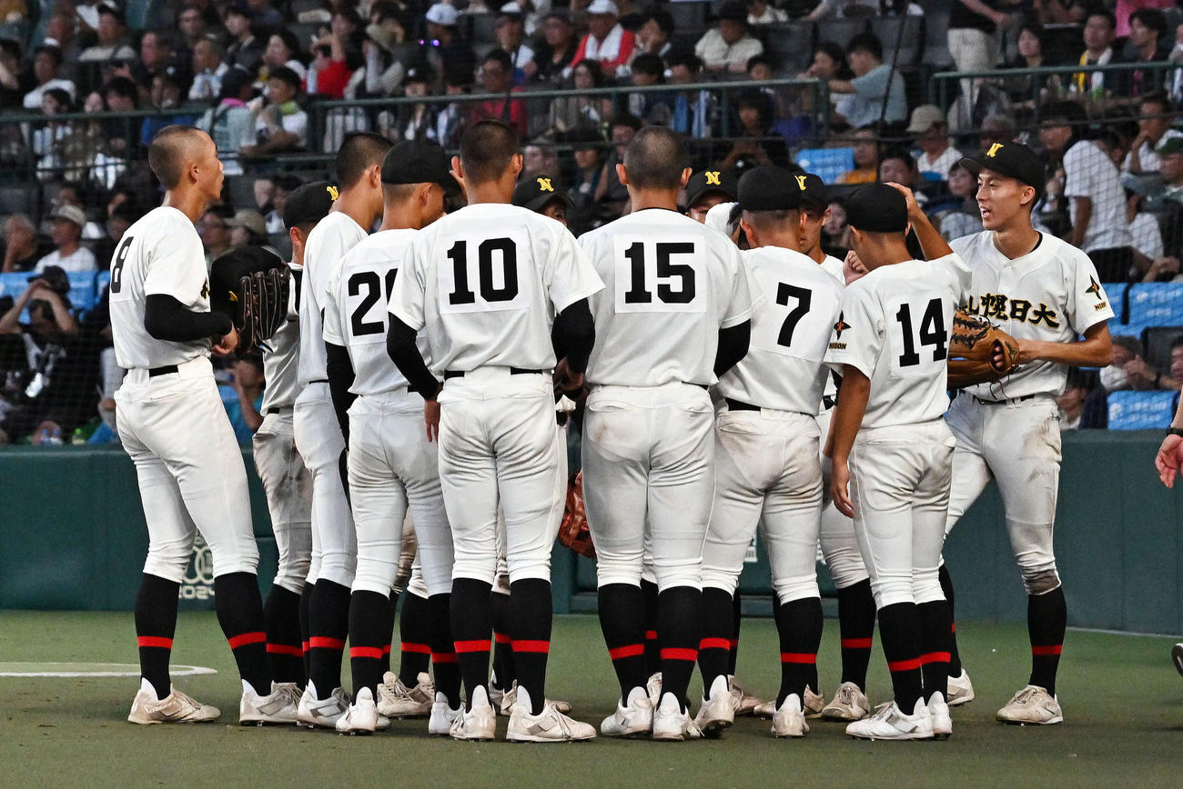 京都国際対札幌日大　9回裏の攻撃を前に円陣を組む札幌日大の選手たち（撮影・滝沢徹郎）