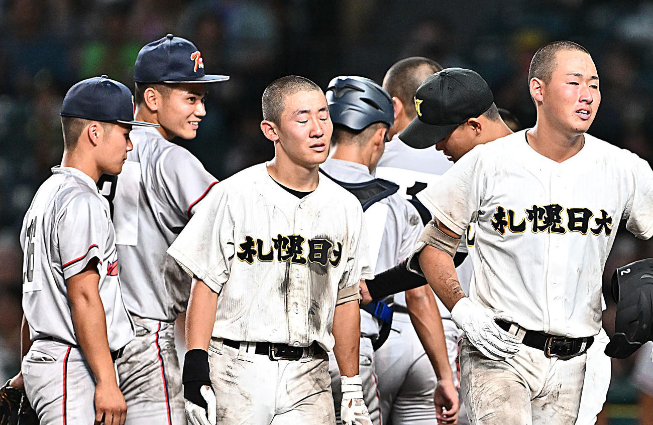 京都国際対札幌日大　試合後、京都国際・高岸（左から2人目）は札幌日大・小熊（右から2人目）と握手を交わす（撮影・滝沢徹郎）