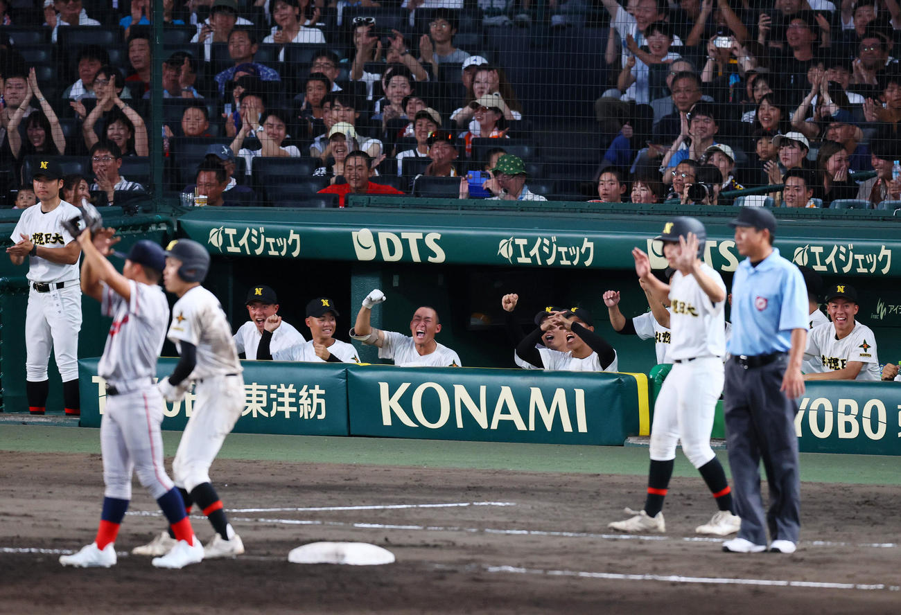 京都国際対札幌日大　9回裏札幌日大2死三塁、帯川の2点適時三塁打に喜ぶ札幌日大ナイン（撮影・藤尾明華）