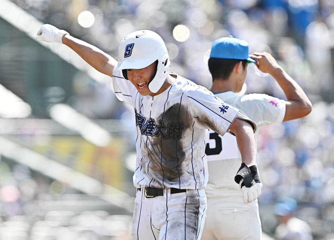花咲徳栄対新潟産大付　7回表新潟産大付2死三塁、多田は左前適時打を放ちガッツポーズする（撮影・滝沢徹郎）