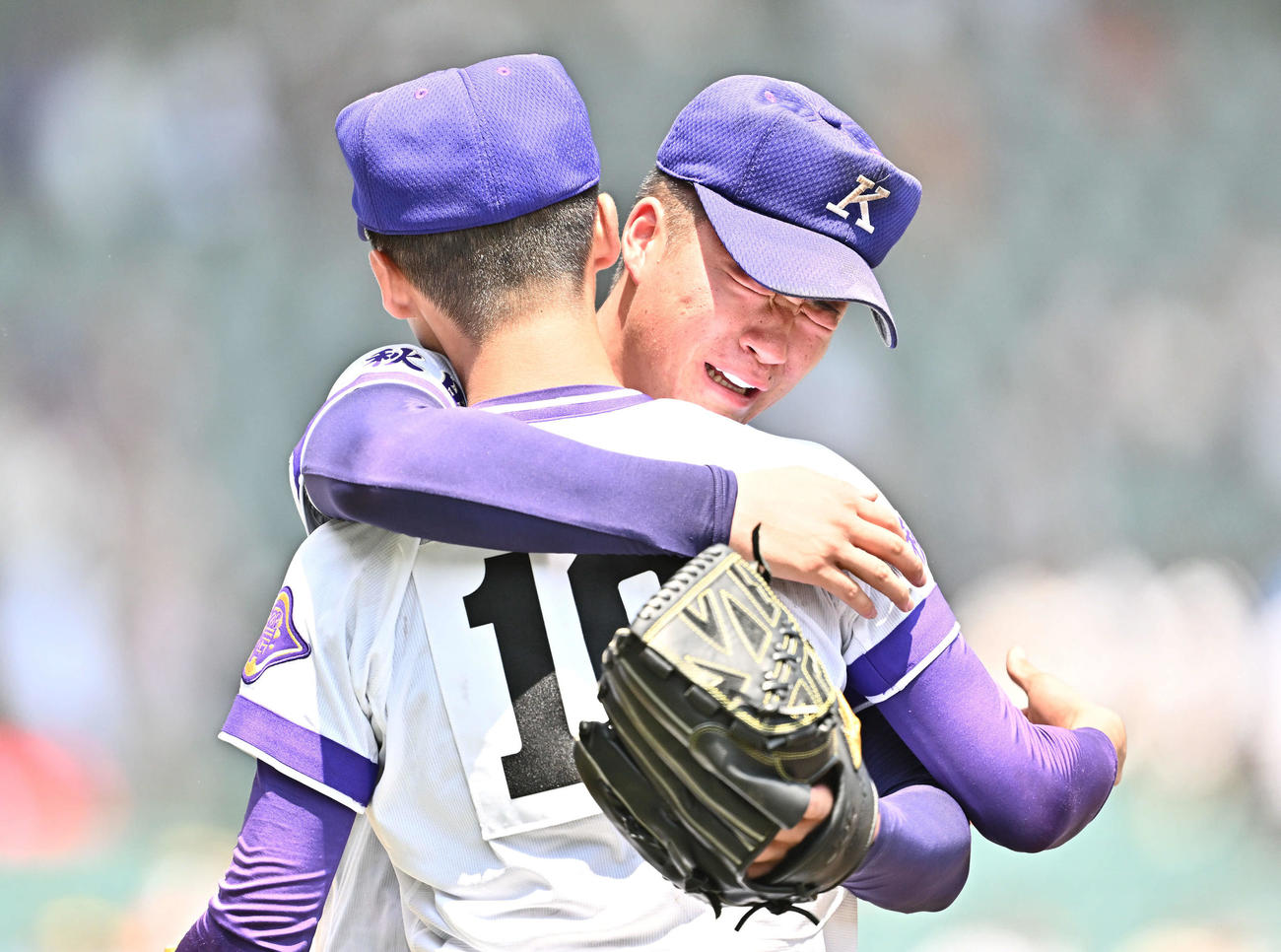 金足農対西日本短大付　試合後、金足農・吉田（右）は涙ながらに花田と抱き合う（撮影・滝沢徹郎）