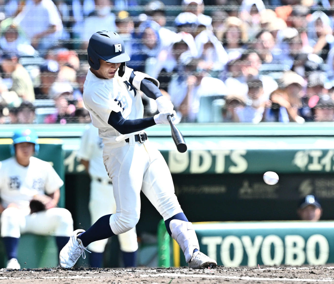 金足農対西日本短大付　1回裏西日本短大付無死三塁、井上は先制適時打を放つ（撮影・滝沢徹郎）