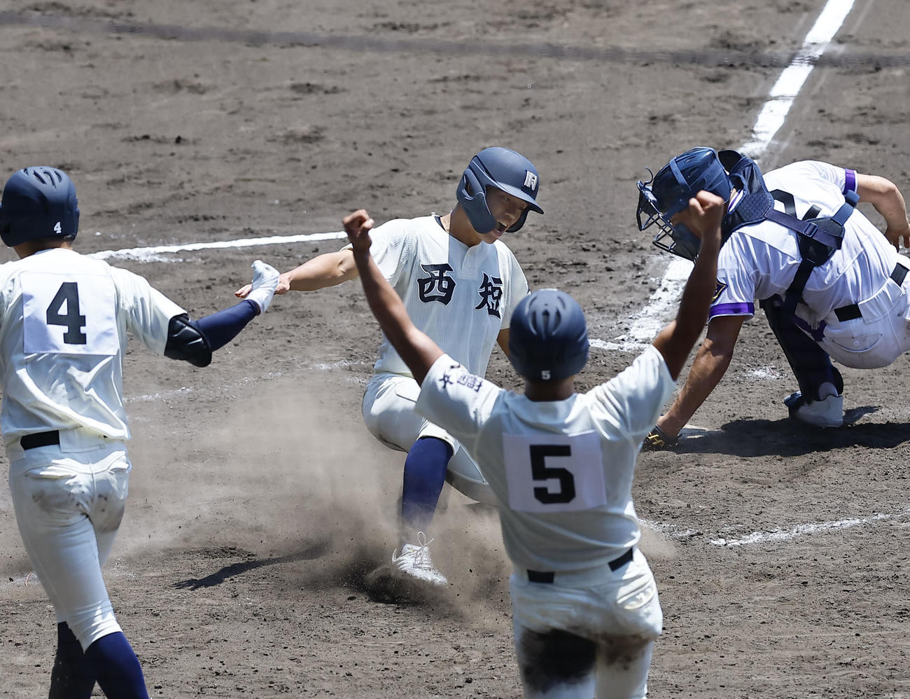 金足農対西本短大付　5回裏西本短大付1死満塁、山下の右前2点適時打で生還する斉藤（左から2人目）（撮影・藤尾明華）