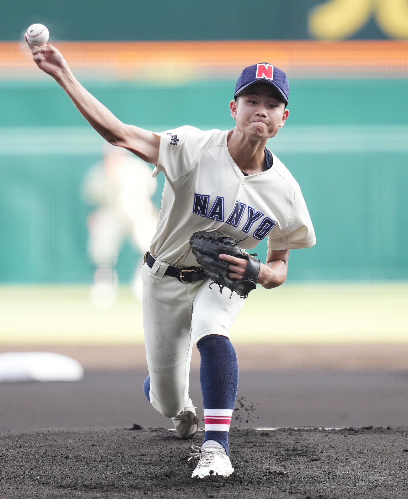 菰野対南陽工　先発し力投する南陽工・阿部（撮影・鈴木みどり）