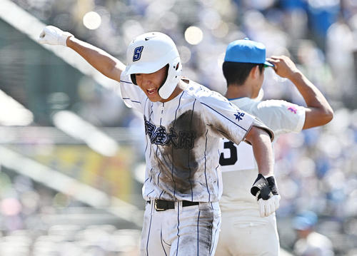 花咲徳栄対新潟産大付　7回表新潟産大付2死三塁、多田は左前適時打を放ちガッツポーズする（撮影・滝沢徹郎）