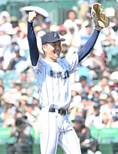 新潟産大付対花咲徳栄　花咲徳栄に勝利しガッツポーズをする新潟産大付・田中拓朗（撮影・石井愛子）