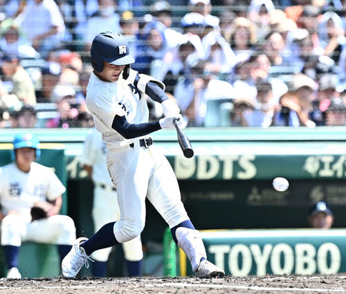 金足農対西日本短大付　1回裏西日本短大付無死三塁、井上は先制適時打を放つ（撮影・滝沢徹郎）