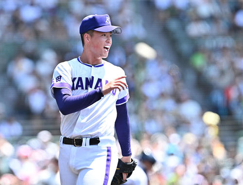 金足農対西日本短大付　1回裏西日本短大付1死一、二塁、村上を併殺に打ち取り引き揚げる吉田（撮影・滝沢徹郎）