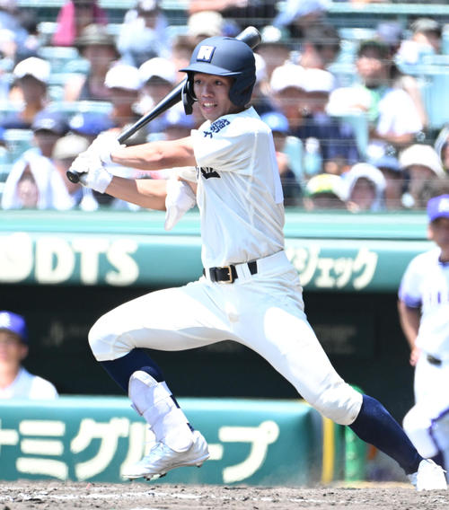 金足農対西日本短大付　5回裏西日本短大付1死一、三塁、斉藤大将は左適時打を放つ（撮影・石井愛子）