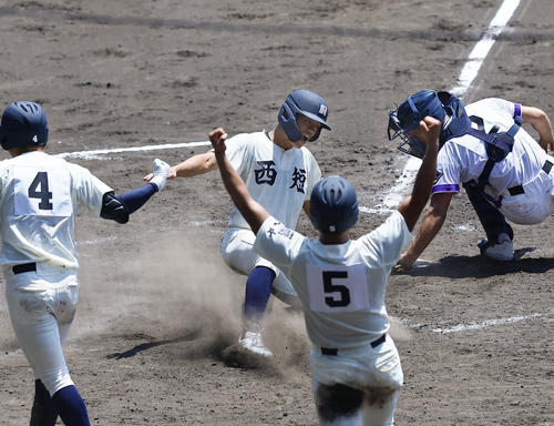 金足農対西本短大付　5回裏西本短大付1死満塁、山下の右前2点適時打で生還する斉藤（左から2人目）（撮影・藤尾明華）