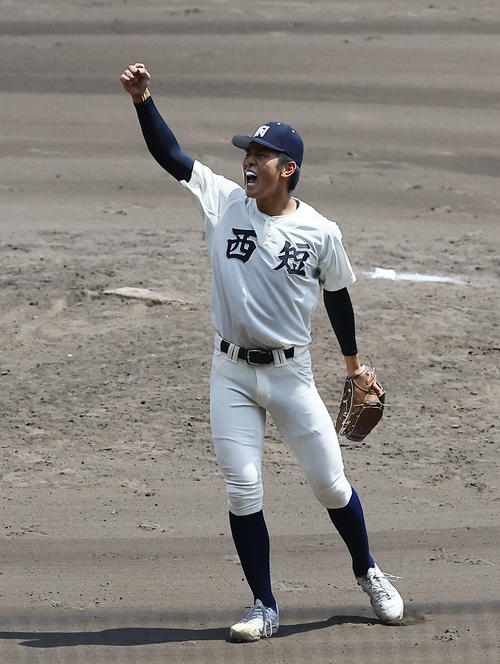 金足農対西本短大付　金足農の追い上げを振り切り勝利し、ガッツポーズをする西本短大付・村上（撮影・藤尾明華）