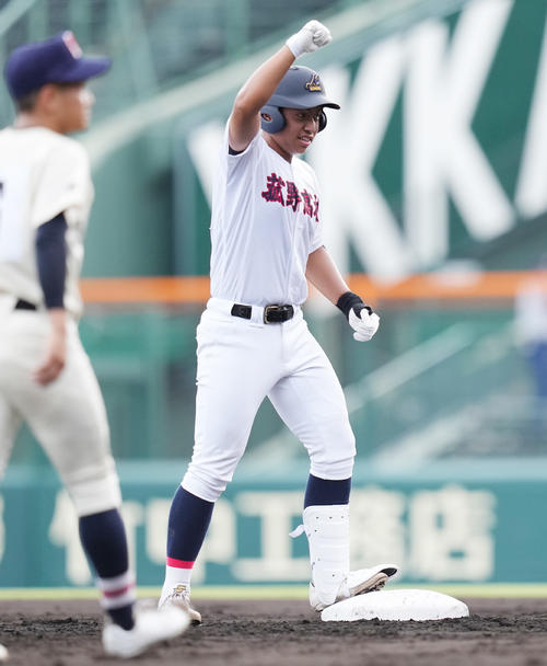 菰野対南陽工　3回表菰野1死一塁、中前打を放った野田は、相手失策で一塁走者加瀬が生還し、塁上でガッツポーズ（撮影・鈴木みどり）