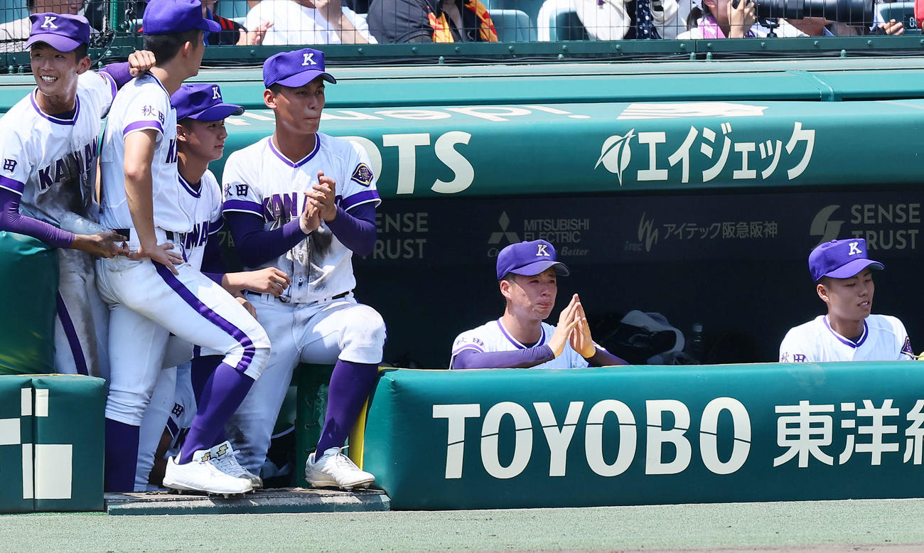 金足農対西日本短大付　9回表、ベンチで手を合わせる吉田（撮影・加藤哉）