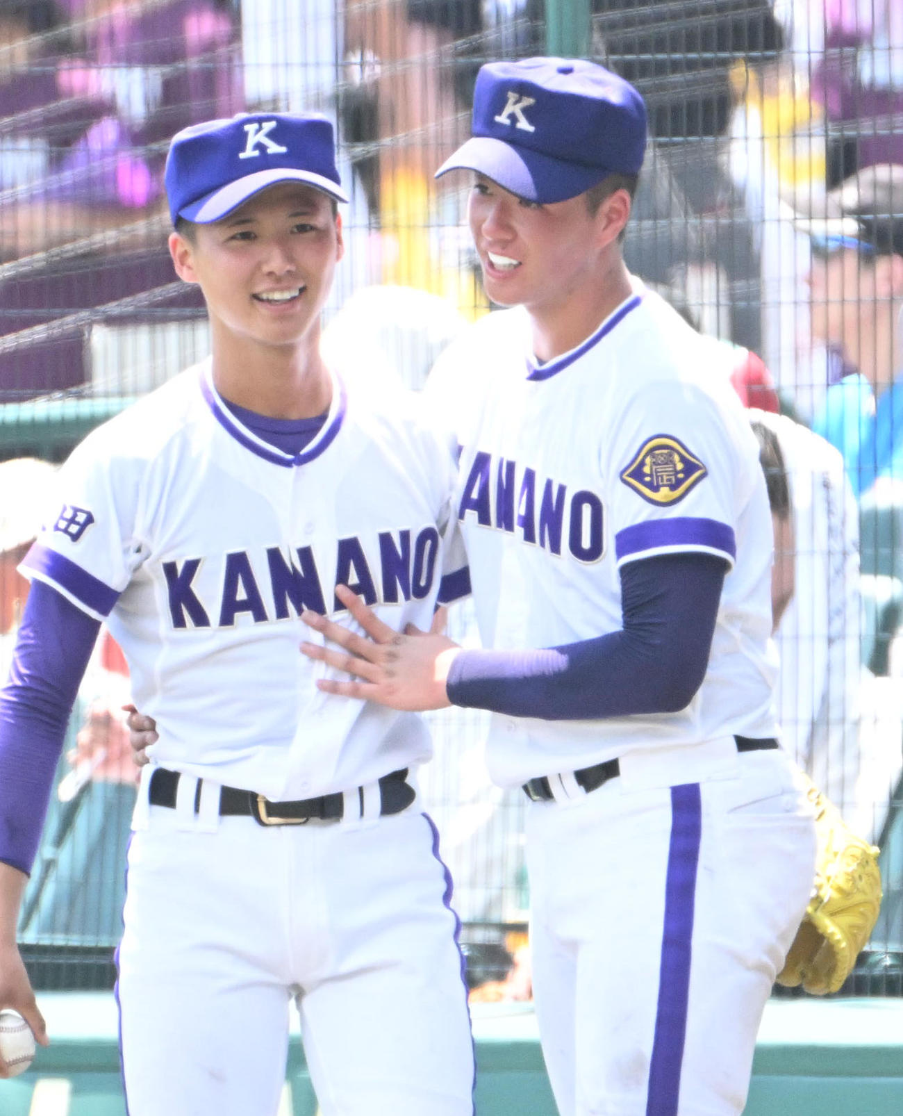 8回裏、登板に向かう金足農・花田晴空（左）に声をかけ吉田大輝（撮影・石井愛子）