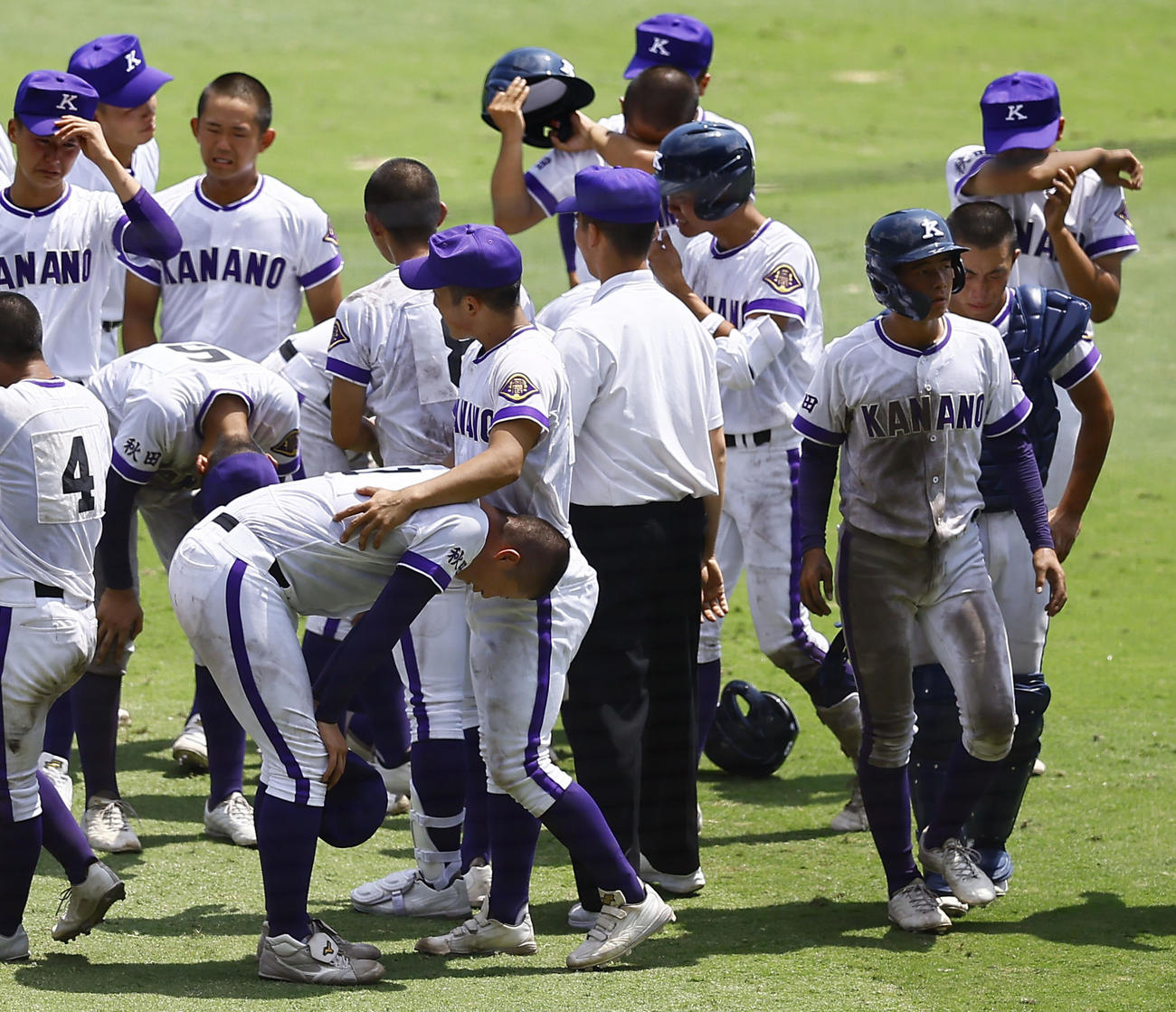 金足農対西本短大付　西本短大付に敗れ涙を流す吉田（手前）ら金足農ナイン（撮影・藤尾明華）