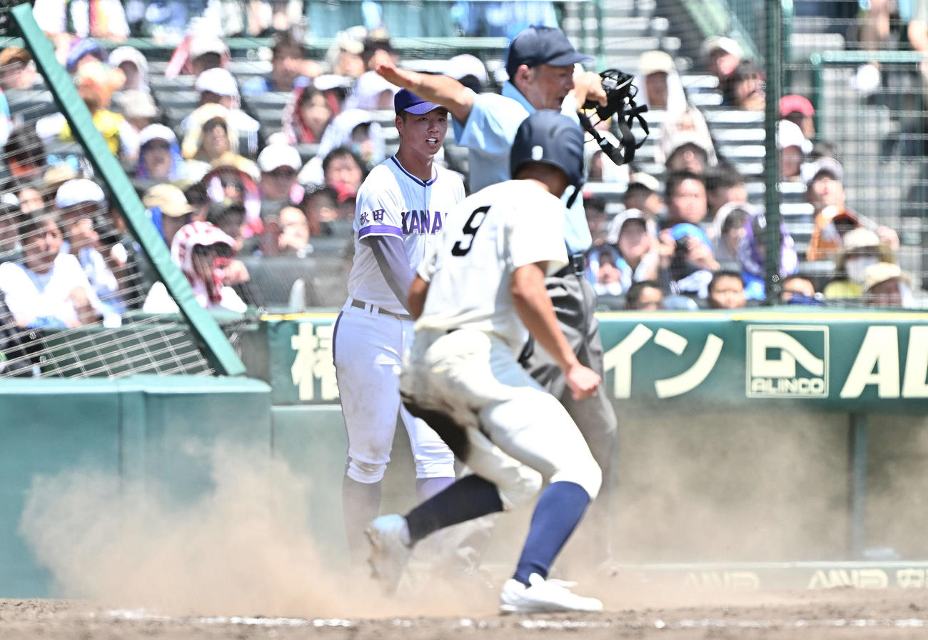 金足農対西日本短大付　5回裏西日本短大付1死満塁、山下に2点適時打を許す吉田（後方）（撮影・滝沢徹郎）